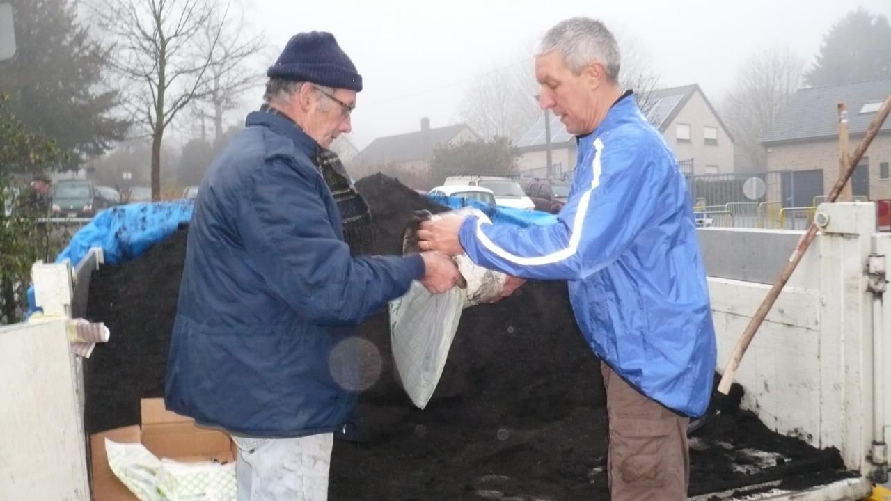 Gus et Marc remplissent les sacs OK compost