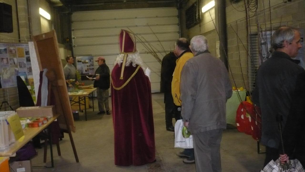 Saint Nicolas distribuant des pommes